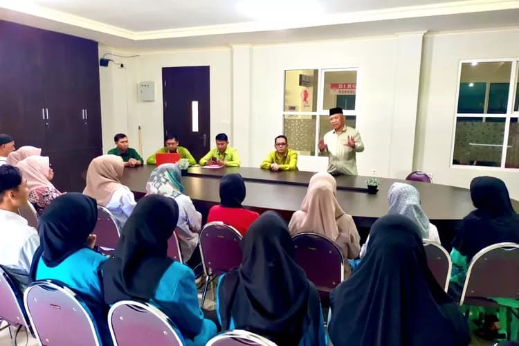 UBM Gorontalo Sambut Anggota DPD RI Jasin U. Dilo, Serahkan Beasiswa KIP dan Beri Semangat kepada Mahasiswa